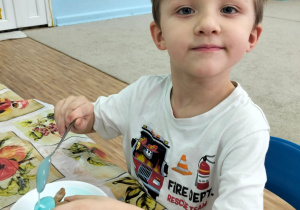 Dzieci dekorują pierniki