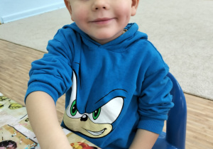 Dzieci dekorują pierniki