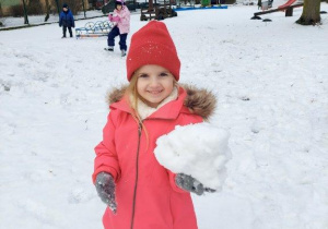 Dziewczynka z kulą do bałwana