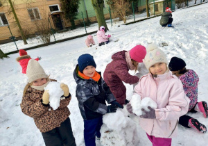 Dzieci lepią bałwana