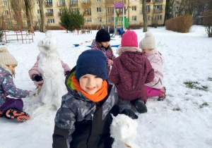 Chłopiec z bałwanem