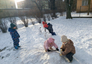 Dzieci lepią bałwana