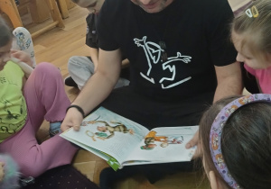 Tata czyta wiersze dla dzieci