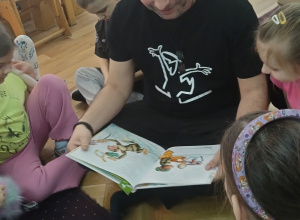 Rodzice czytają dzieciom w grupie III