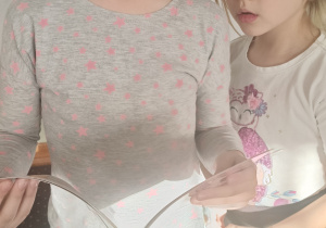 Dziewczynka ogląda książeczkę dla dzieci