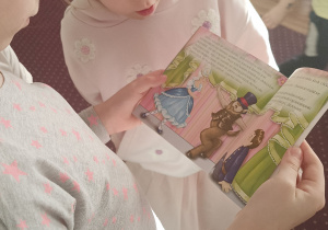 Dziewczynki oglądają książeczkę dla dzieci