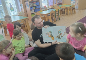 Tata pokazuje dzieciom obrazki