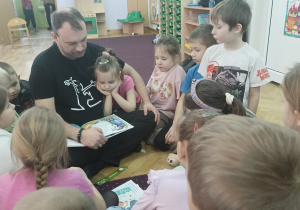 Dzieci słuchają bajki czytanej przez rodzica