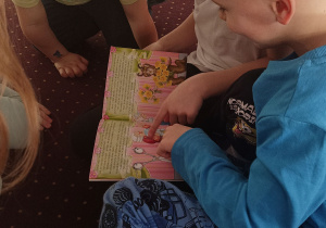 Dzieci oglądają książkę