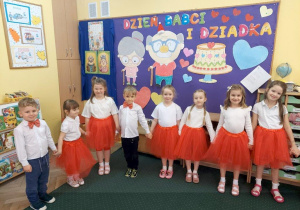 Dzieci czekają na kochanych dziadków