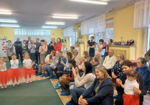 Dziadkowie podziwiający występ wnuków