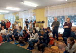 Dziadkowie podziwiający występ wnuków