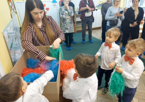 Dzieci przygotowują się do tańca z pomponami