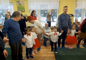 Wspólne zabawy z babcią i dziadkiem