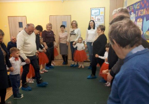 Wspólne zabawy z babcią i dziadkiem