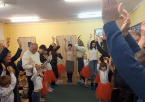 Wspólne zabawy z babcią i dziadkiem