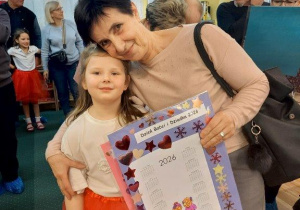 Dzieci rozdają prezenty swoim dziadkom