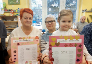 Dzieci rozdają prezenty swoim dziadkom