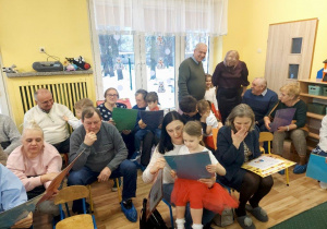 Dzieci rozdają prezenty swoim dziadkom