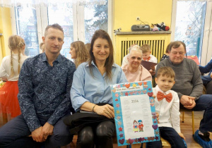 Dzieci rozdają prezenty swoim dziadkom