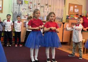 Dziewczynki recytują zwiersz