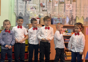 Chłopcy stoją ustawieni do występu