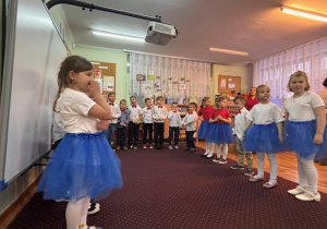 Dzieci stoją ustawione do występu