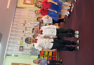 Chłopcy recytują wiersz