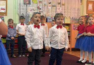 Chłopcy recytują wiersz