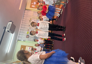 Chłopcy recytują wiersz