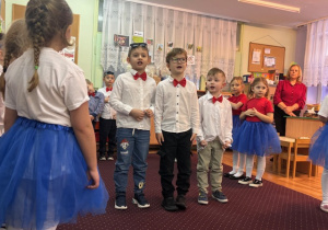 Chłopcy recytują wiersz