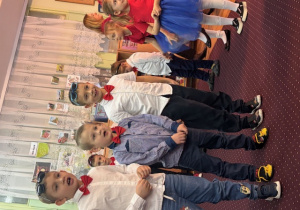 Chłopcy recytują wiersz