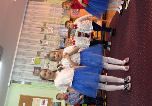 Dziewczynki recytują wiersz