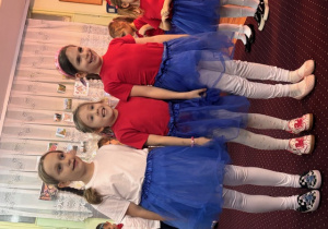 Dziewczynki recytują wiersz