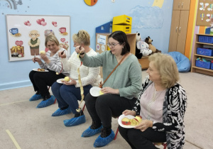 babcie i mamy obierają najdłuższa skórkę z jabłka