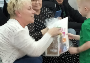 Chłopiec wręcza babci prezent