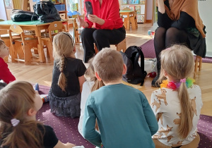 Pani pokazuje przedmioty, które mogą się przydać na wyprawę w góry.