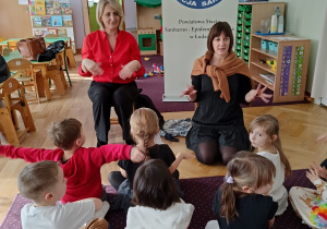 Dzieci wykonują ćwiczenia ruchowe