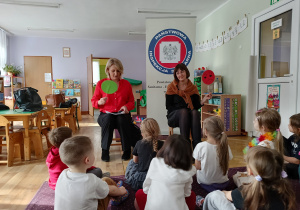 Dzieci rozpoznają prawdziwe i fałszywe zdania dotyczące bezpiecznych ferii