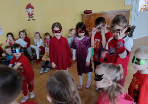 Dzieci mają na sobie maski