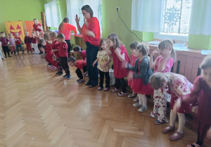 Dzieci tańczą w kole