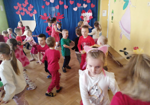 Dzieci tańczą w parach