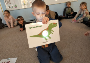 Co jadły dinozaury? - zabawa z latarką