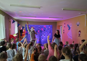 Dzieci uczą się tańca pokazanego przez aktora