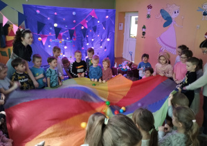 zabawy z chustą animacyjną