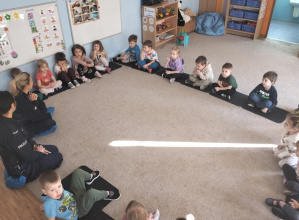 Wizyta funkcjonariuszek policji i kota Prewencjusza