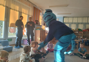 Kot Prewencjusz wita się z dziećmi