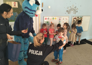 Dzieci otrzymują breloki odblaskowe