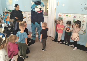 Dzieci witają się z kotem Prewencjuszem