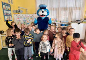 Zdjęcie grupowe z kotem Prewencjuszem